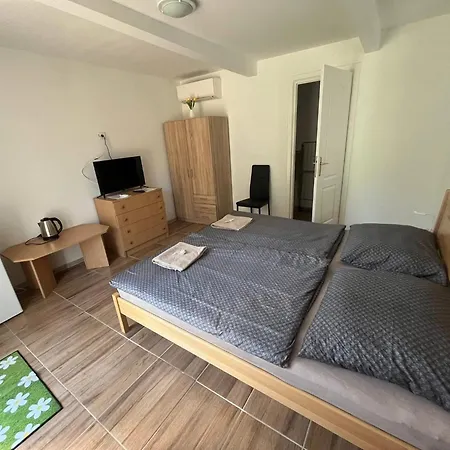 Vecsey Apartment *